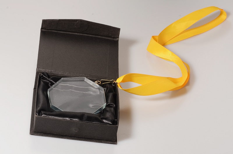 Glas-Medaille Achteck Pokal 7,5 cm inkl. Band und Verpackung