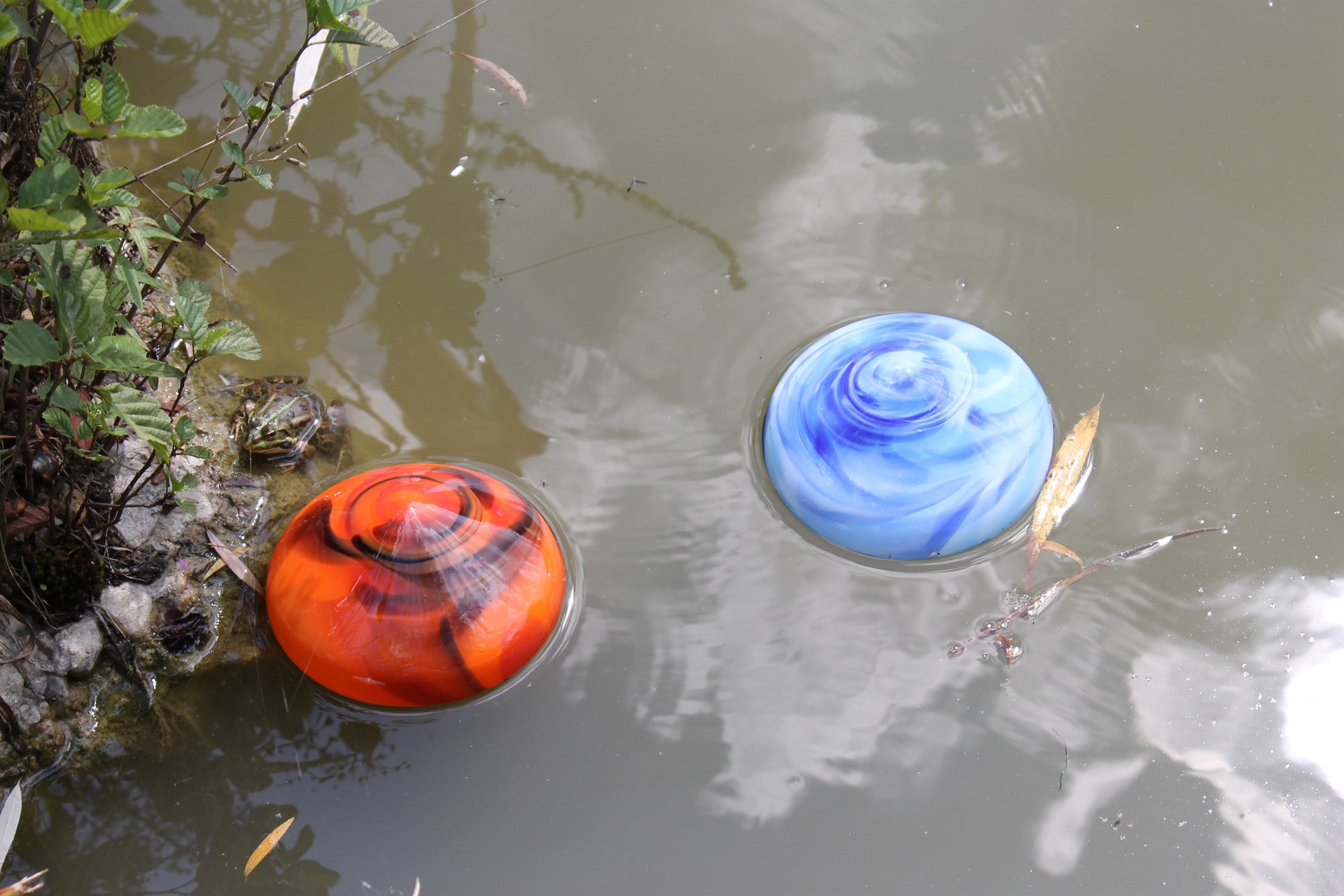 Schwimmkegel Gartenteich Wasserbecken Insel Dekoration Glas Handmade 14cm bunt