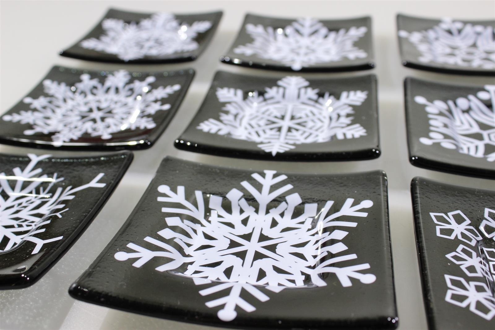 Glasteller Schale Tischdeko Dunkelgrau mit Schneeflocken Weiß Fusing Glas ca. 10x10cm Handmade